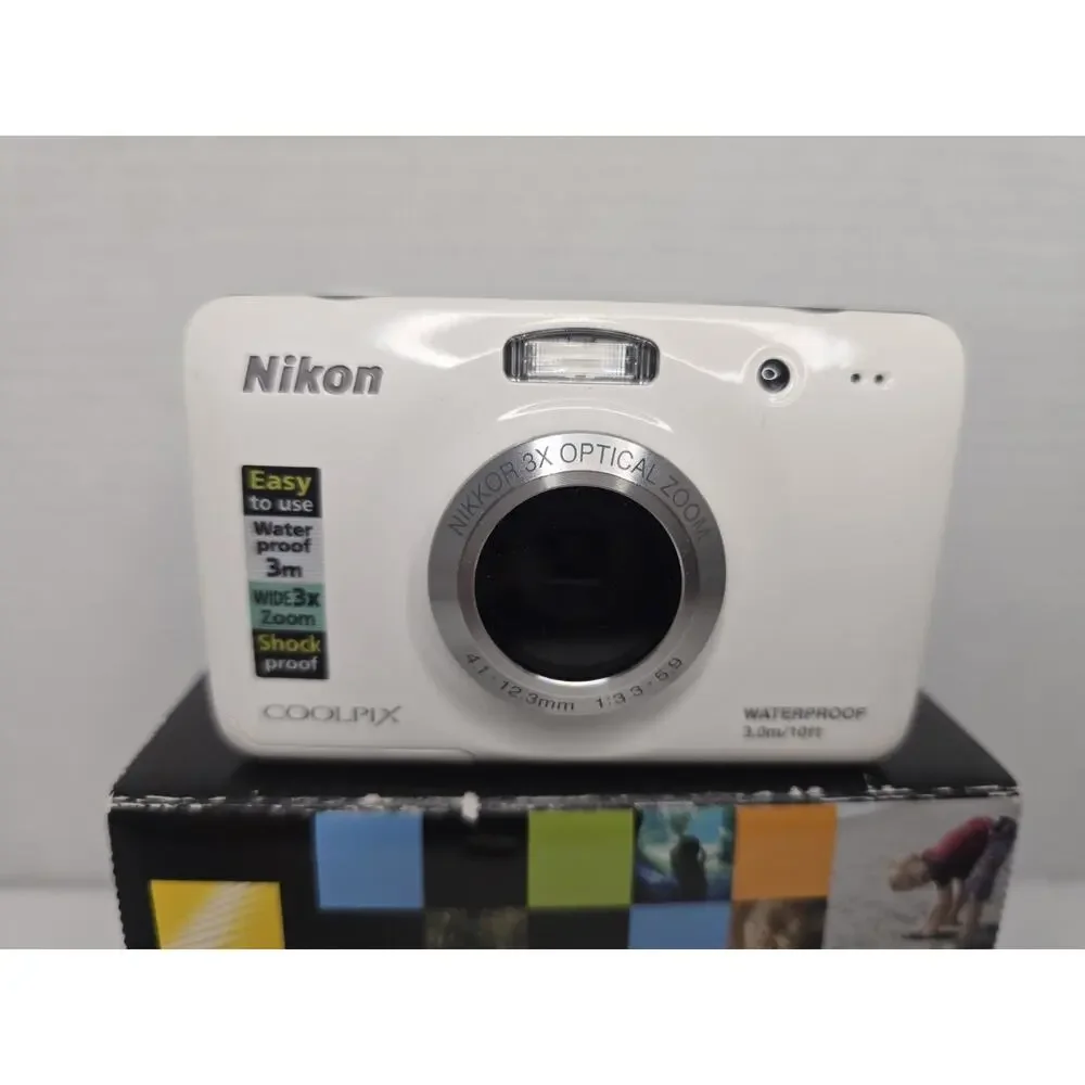 Nikon White Coolpix S30 10.1MP Waterproof Digital Camera White FOR REPAIR/PARTS